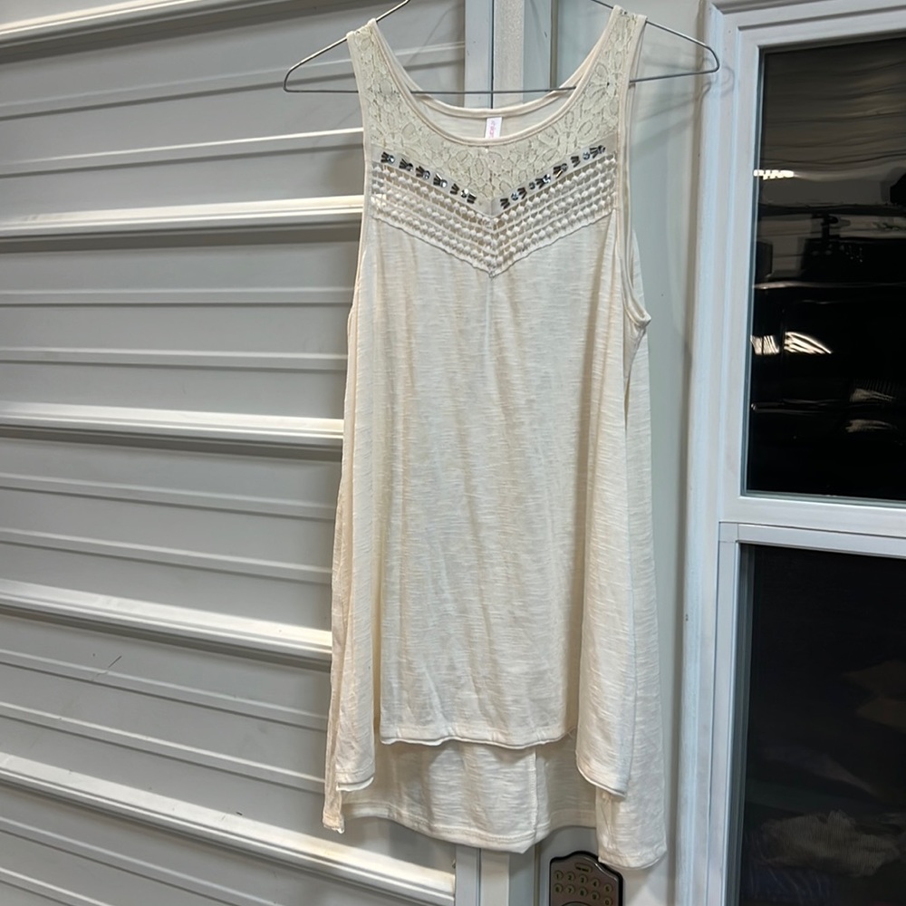 LN women’s Xhilaration cream decorative tank with high low design size medium